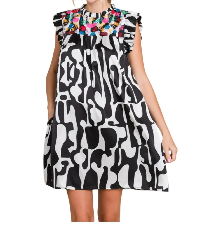 Wonderful Weekend Dress In Black/white Party unclassified dresses